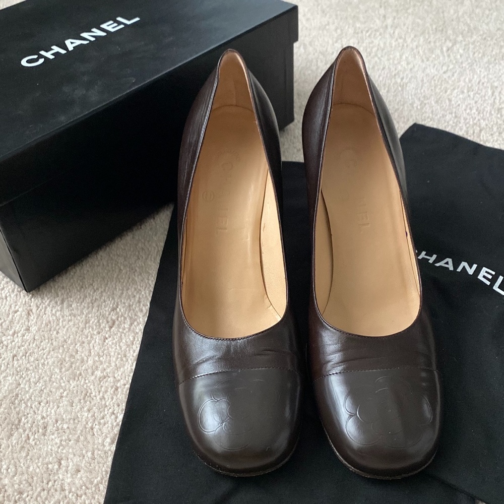 CHANEL Pumps in Dark Brown